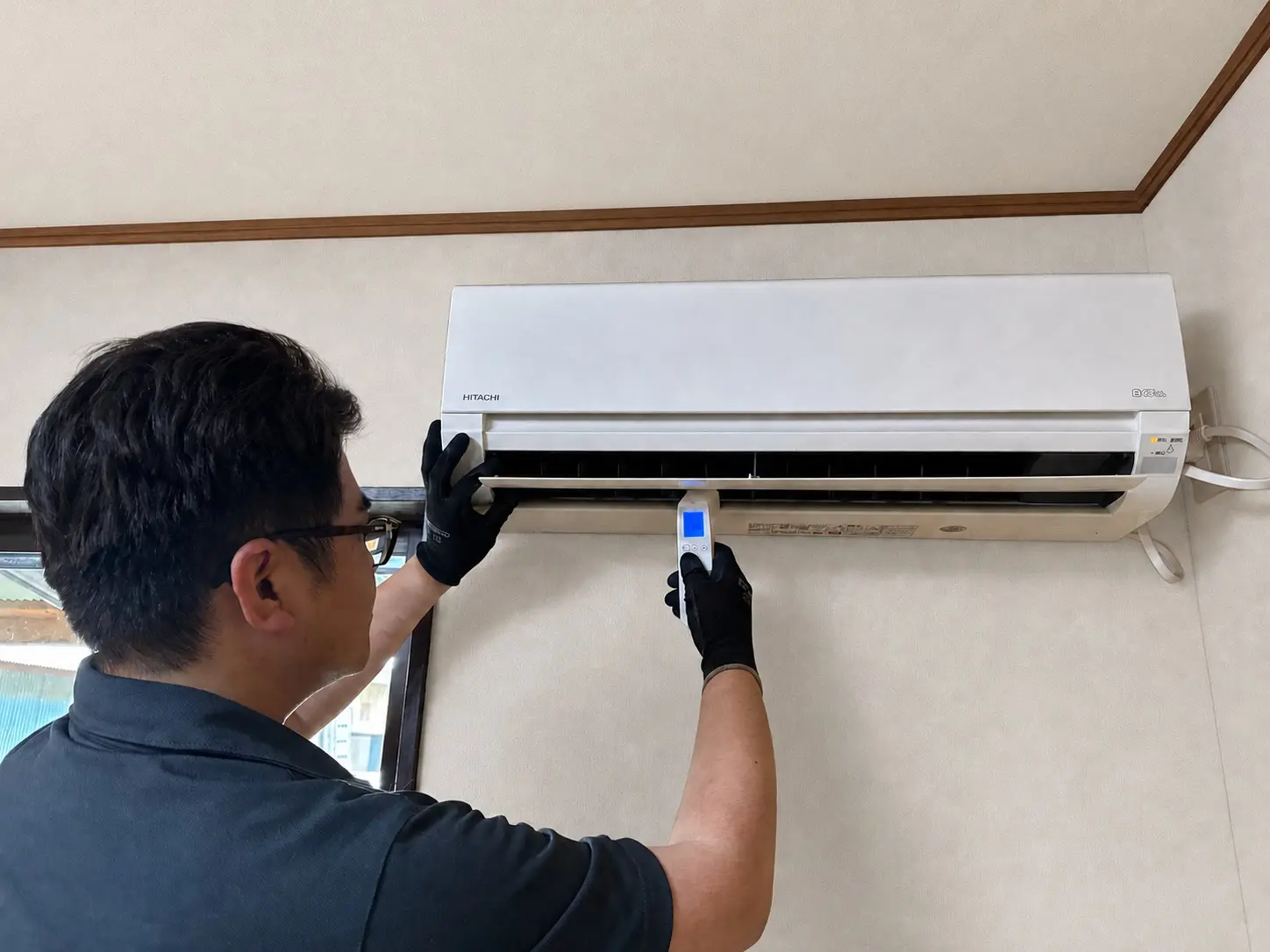 エアコンの状態を測定しているサプライテックのスタッフ